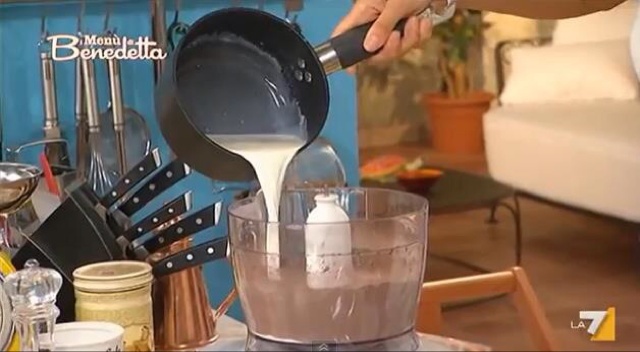 巴西国脚在假期时充当甜品品鉴师